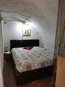 1 dormitorio con 1 cama en una habitación en Casa MANETTA, en Calascio