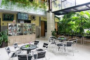 מסעדה או מקום אחר לאכול בו ב-RedDoorz @ Hotel Surabaya Sumenep