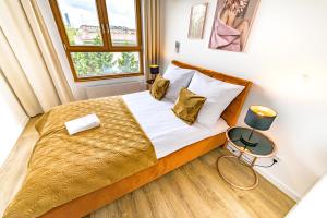 Schlafzimmer mit einem Bett und einem Fenster in der Unterkunft About Art Apartments in Breslau