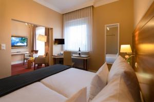 Postel nebo postele na pokoji v ubytování Hotel Kleiner Riesen