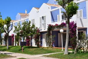 ソン・ショリゲルにあるClub Ciudadelaの白い家並み