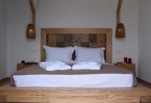 a bedroom with a large bed with two towels at Villa Nelleas in Adamas