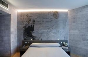 a bedroom with a bed and a painting on the wall at Sole Mare in Ventimiglia