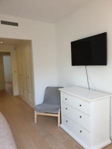 Televízia a/alebo spoločenská miestnosť v ubytovaní Adosado Los Olivos, Sierra Cortina