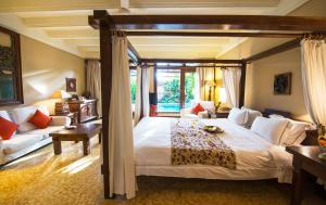 Giường trong phòng chung tại Hotel Tugu Bali - CHSE Certified