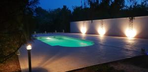 Bazén v ubytování Mas Tareau la Goyaw nebo v jeho okolí