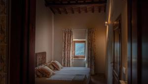A bed or beds in a room at Acqua di Civita Beauty & Rooms in Mercatello