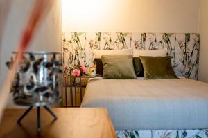 A bed or beds in a room at Acqua di Civita Beauty & Rooms in Mercatello