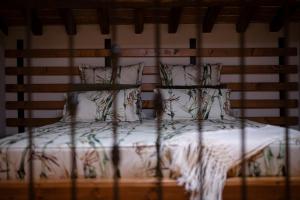 A bed or beds in a room at Acqua di Civita Beauty & Rooms in Mercatello