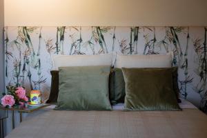 A bed or beds in a room at Acqua di Civita Beauty & Rooms in Mercatello