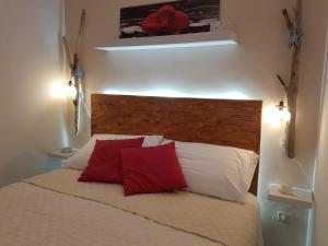 A bed or beds in a room at BALCONI SU TROPEA