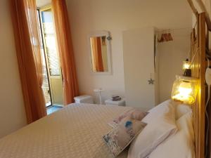 A bed or beds in a room at BALCONI SU TROPEA