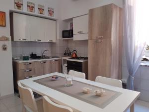 A kitchen or kitchenette at BALCONI SU TROPEA Még 27 kép