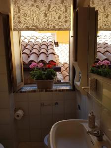 A bathroom at BALCONI SU TROPEA