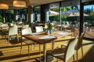 Reštaurácia alebo iné gastronomické zariadenie v ubytovaní Hotel HP Park