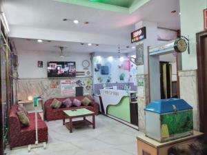 新德里王子宫殿酒店（绿色酒店）的一间客厅,里面装有鱼缸,放在商店里