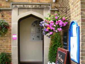 una puerta con un ramo de flores colgando de ella en The Star Inn, en Nafferton