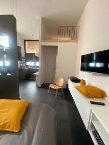 een kamer met een bed en een woonkamer bij Fashionhouse in La Spezia