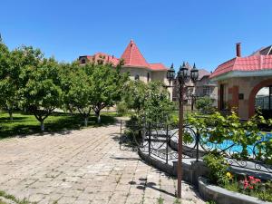 ein Park mit Bänken und Bäumen und ein Gebäude in der Unterkunft Gorgeous Villa With The Best View Of Ararat Mount in Yerevan