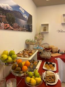 - un buffet composé de différents types de pain et de viennoiseries dans l'établissement Alle Porte, à Riva del Garda