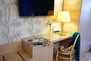 a room with a desk with a lamp and a chair at Sole Mare in Ventimiglia
