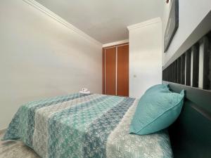 sypialnia z łóżkiem z niebieską poduszką w obiekcie A91 Nice Flat w mieście San Bartolomé
