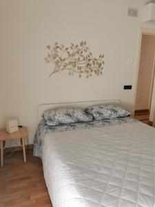 ein Bett mit zwei Kissen darauf in einem Schlafzimmer in der Unterkunft BRIGIDA 5 in Bari