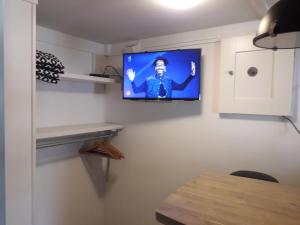 een tv aan een muur in een kamer bij B&B CaSandra in Volendam
