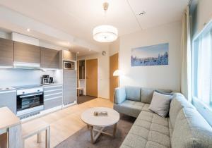 鲁卡鲁卡滑雪公寓的客厅里有一张沙发和一张桌子。