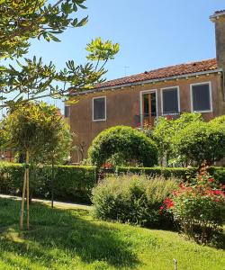 a house with a garden in front of it at Angela di Venezia House in Venice