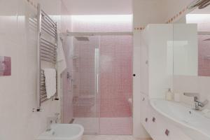 un bagno con doccia, WC e lavandino di Tritone Minimal a Roma Altre 21 foto