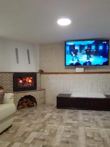 Televízia a/alebo spoločenská miestnosť v ubytovaní Kuća za odmor Mažuran