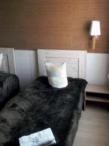 Habitación de hotel con cama con almohada en Kambarių nuoma - Rumšiškės SAURIDA en Rumšiškės
