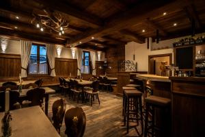 ein Restaurant mit Tischen und Stühlen und einer Bar in der Unterkunft Hotel Fischerwirt in Ismaning