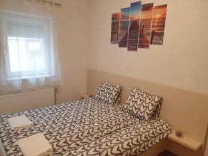 Postel nebo postele na pokoji v ubytování Sétány Szálló Siófok + 8 fotografií