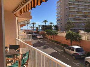 balkon z widokiem na parking z samochodami w obiekcie Casa Torremar Playa de San Juan w Alicante