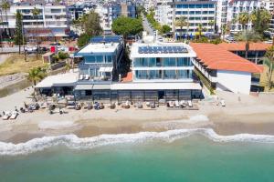 Sun Hotel By En Vie Beach في ألانيا: اطلالة جوية على شاطئ مع مبنى