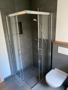 Ένα μπάνιο στο Zentrale und schöne Ferienwohnung