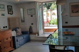 A seating area at Prestigioso terratetto a 100 mt dal mare