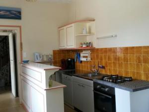 Villa Arcachon, 4 bedrooms, 9 persons - FR-1-433-10にあるキッチンまたは簡易キッチン