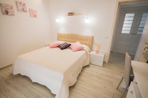 A bed or beds in a room at Pineta del Mare
