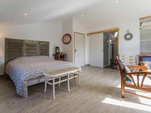1 dormitorio con 1 cama, 1 mesa y 1 silla en Gîte Villeneuve-en-Retz, 3 pièces, 5 personnes - FR-1-306-822, en Fresnay-en-Retz