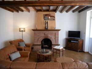 sala de estar con sofá y chimenea en Gîte Saint-Père-sur-Loire, 2 pièces, 4 personnes - FR-1-590-178, en Saint-Père-sur-Loire