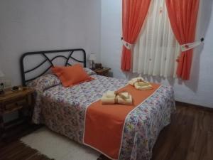 1 dormitorio con 1 cama con 2 toallas en Casa Osciris, en El Cercado