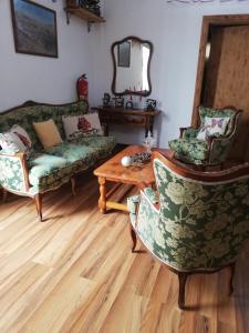 Sala de estar con 2 sofás y mesa en Casa Osciris, en El Cercado
