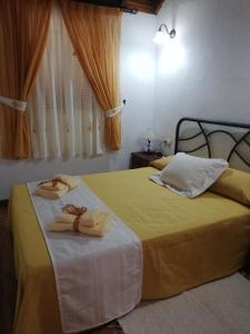 una habitación de hotel con 2 toallas en una cama en Casa Osciris, en El Cercado