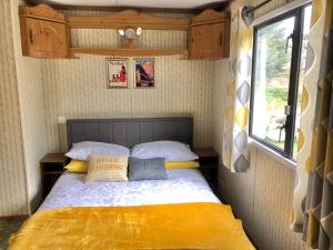 um quarto com uma cama numa pequena casa em Lettoch Farm Holiday Home em Dufftown