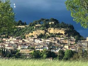 un pueblo en la cima de una colina con casas en L'AMANDERAIE PISCINE PRIVEE à côté de LOURMARIN LUBERON, en Cadenet