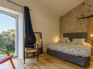een slaapkamer met een bed en een groot raam bij Gîte Monnières, 2 pièces, 4 personnes - FR-1-306-985 in Monnières
