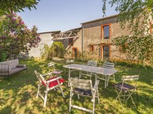 een tafel en stoelen in de tuin van een huis bij Gîte Monnières, 2 pièces, 4 personnes - FR-1-306-985 in Monnières